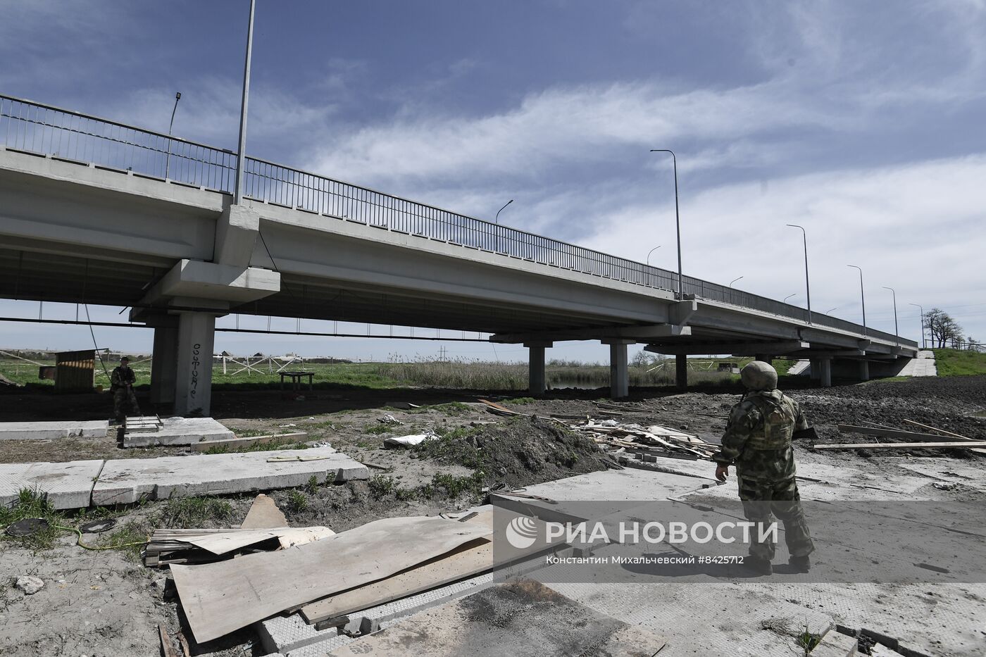 Восстановленный после подрыва мост между Мелитополем и пригородами в Запорожской области