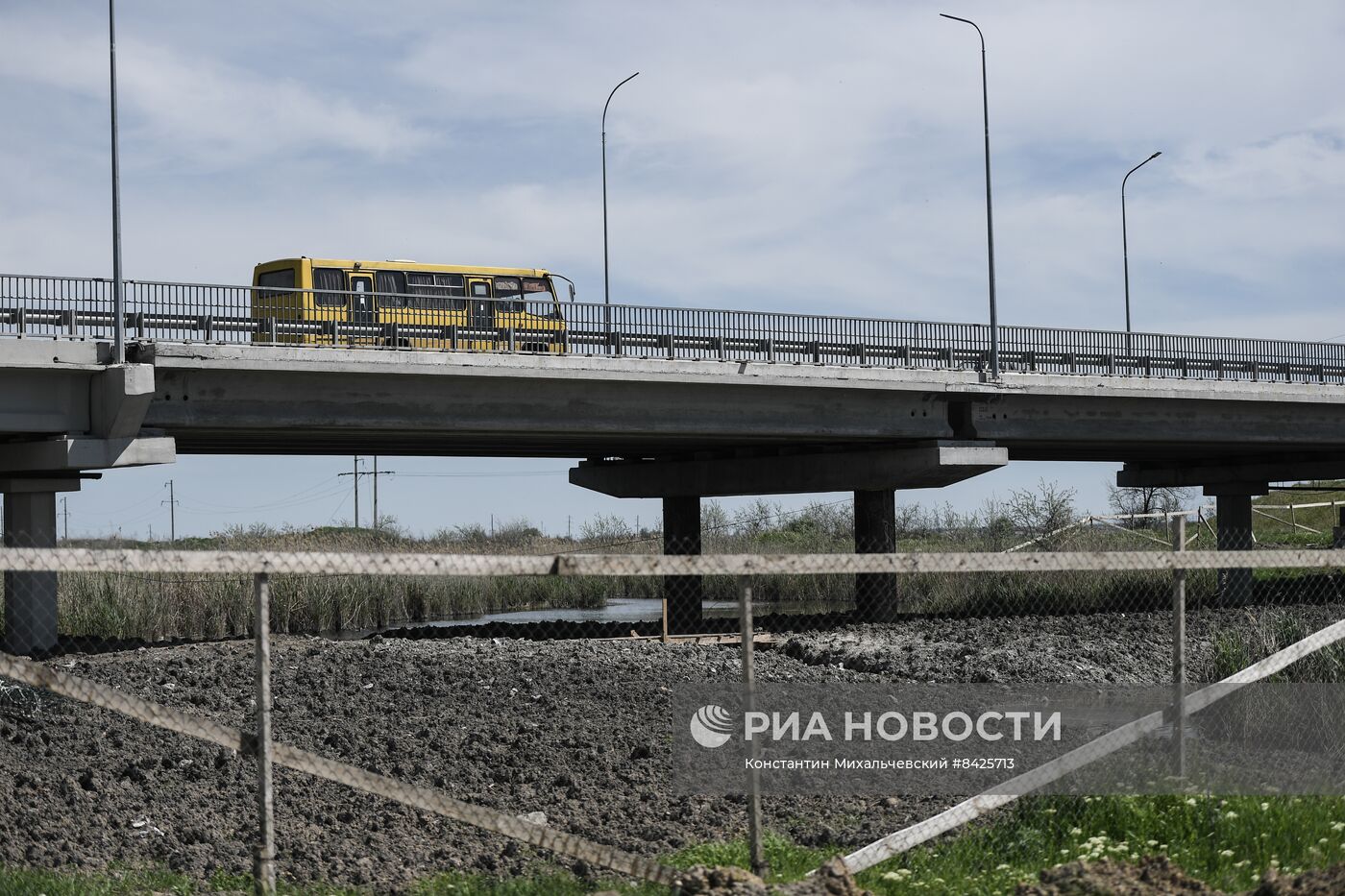 Восстановленный после подрыва мост между Мелитополем и пригородами в Запорожской области