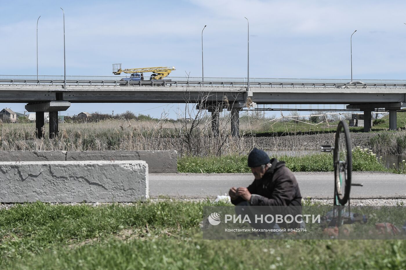 Восстановленный после подрыва мост между Мелитополем и пригородами в Запорожской области