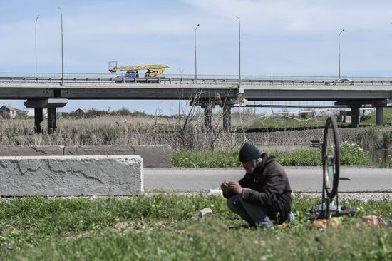 Восстановленный после подрыва мост между Мелитополем и пригородами в Запорожской области