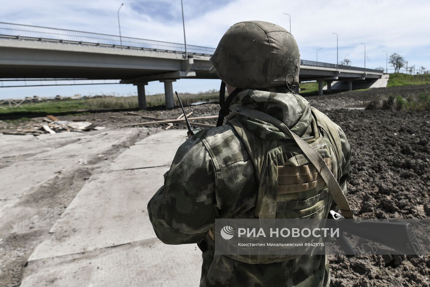 Восстановленный после подрыва мост между Мелитополем и пригородами в Запорожской области