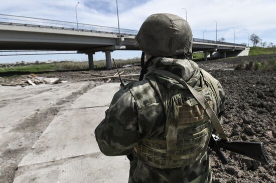 Восстановленный после подрыва мост между Мелитополем и пригородами в Запорожской области