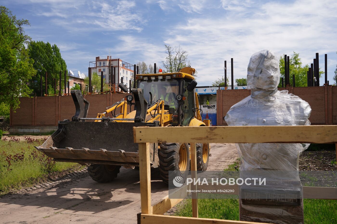 Строители из РФ восстанавливают парк в центре Луганска