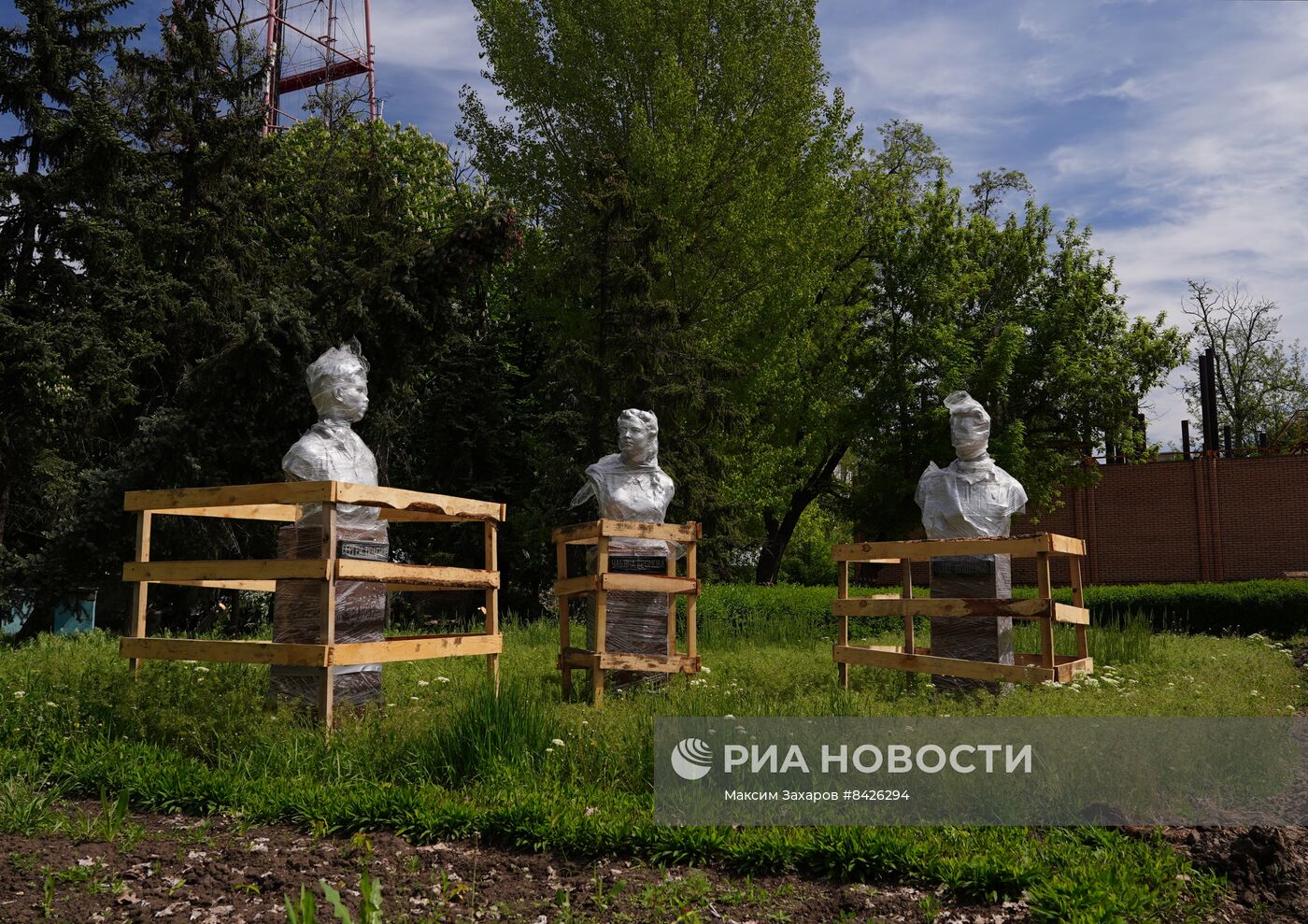 Строители из РФ восстанавливают парк в центре Луганска