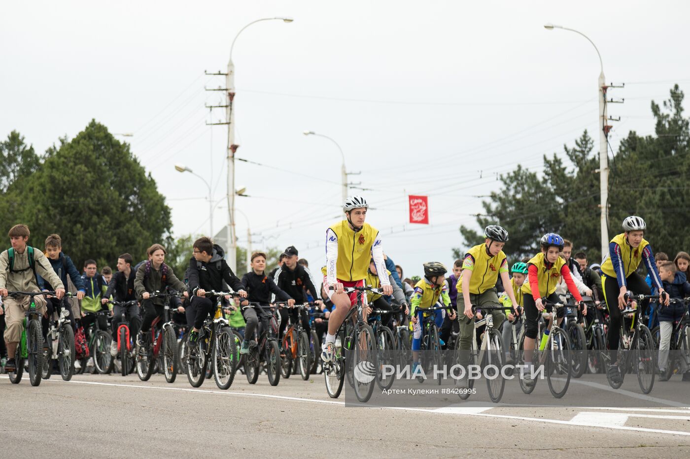 Старт велогонки. Велопробег 24 мая. Велопробег победы. Велосипедист в городе. Велопробег 10 августа 2024.