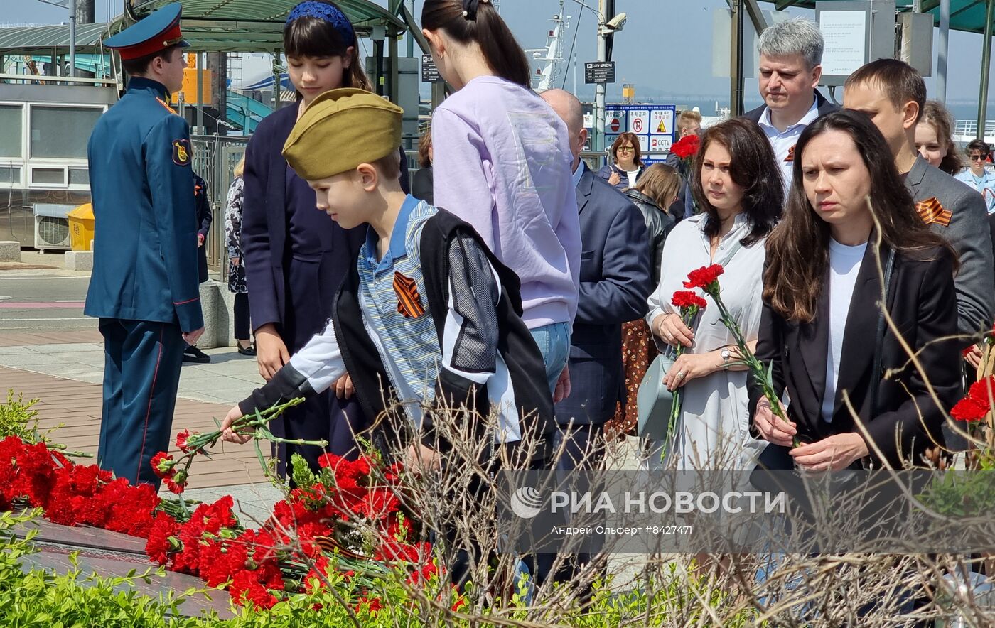 Возложение цветов к монументу русским морякам в Южной Корее