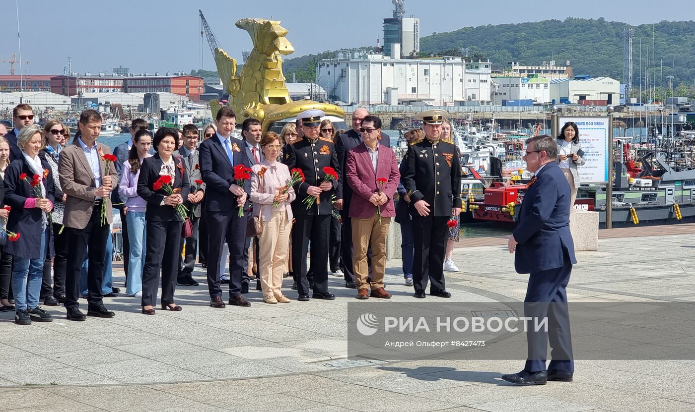 Возложение цветов к монументу русским морякам в Южной Корее