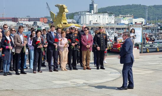 Возложение цветов к монументу русским морякам в Южной Корее