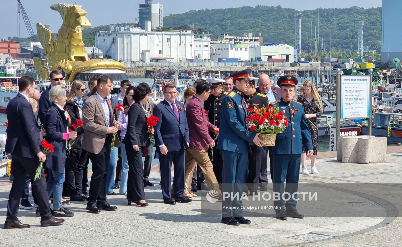 Возложение цветов к монументу русским морякам в Южной Корее