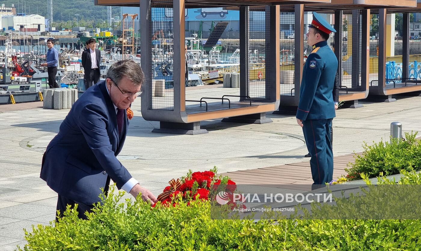 Возложение цветов к монументу русским морякам в Южной Корее