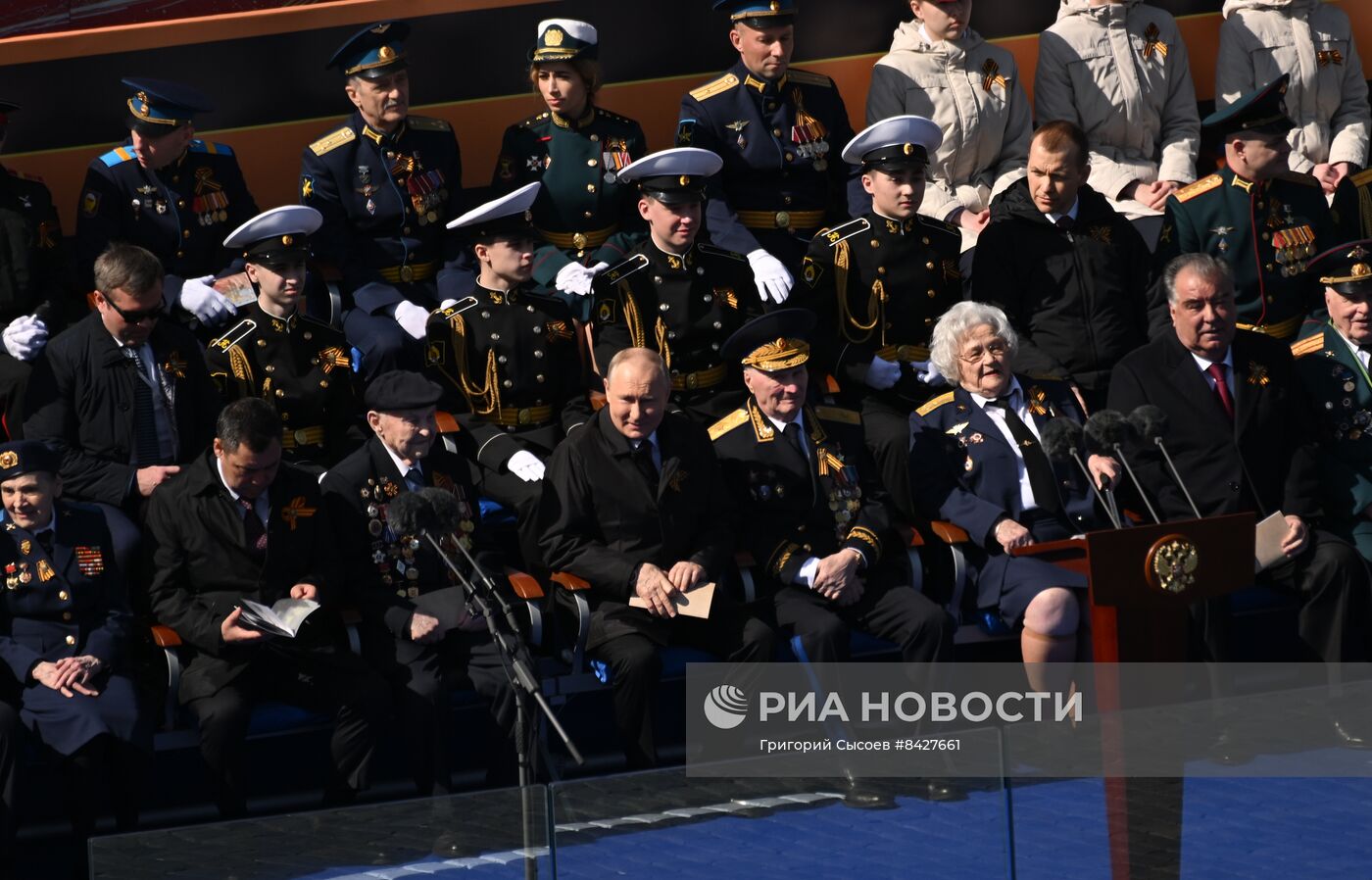 Президент РФ В. Путин и председатель правительства М. Мишустин на параде Победы в Москве