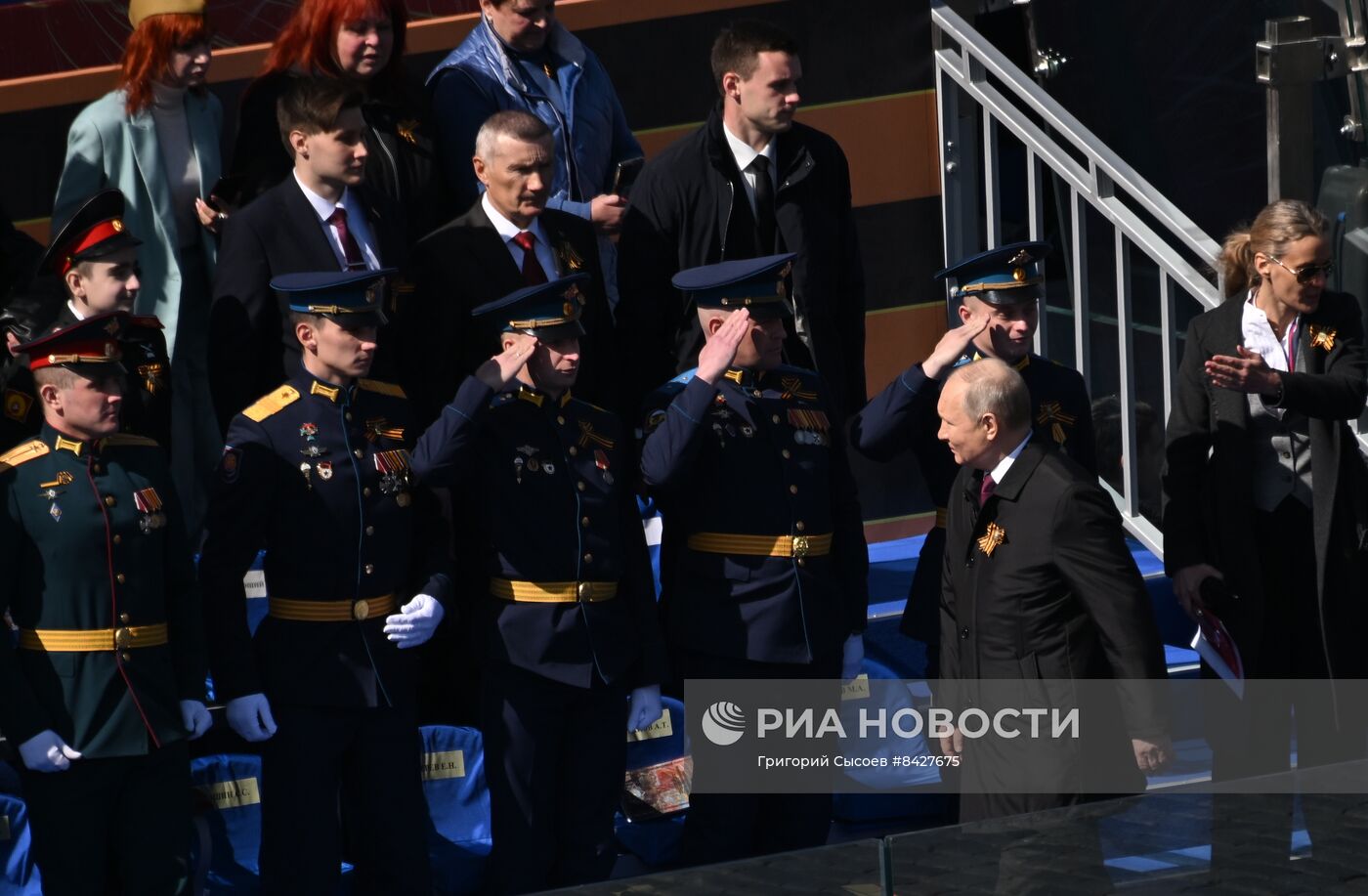 Президент РФ В. Путин и председатель правительства М. Мишустин на параде Победы в Москве