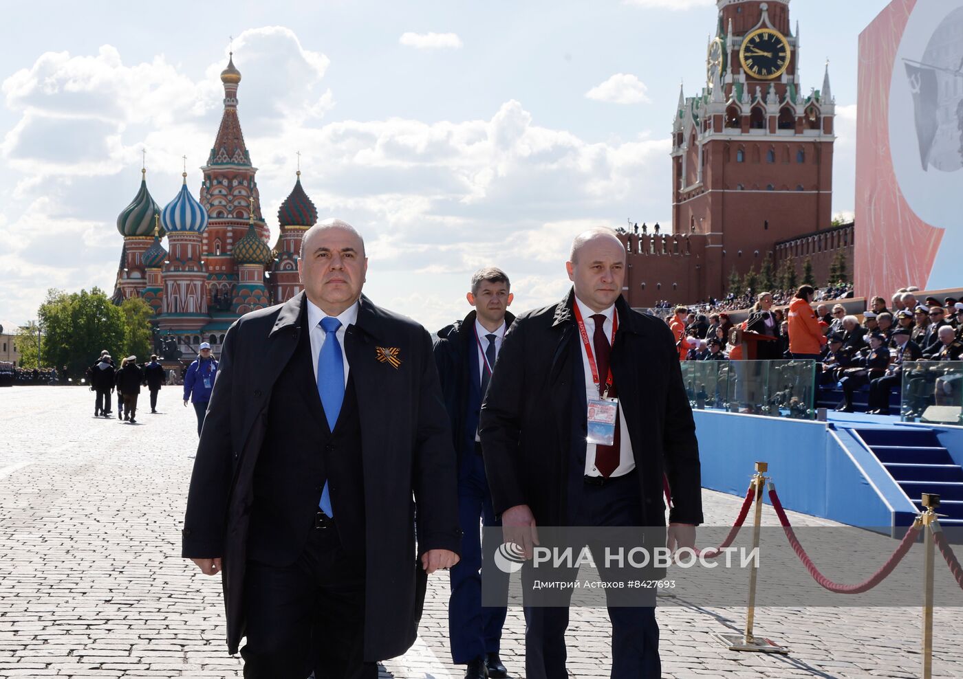 Президент РФ В. Путин и председатель правительства М. Мишустин на параде Победы в Москве