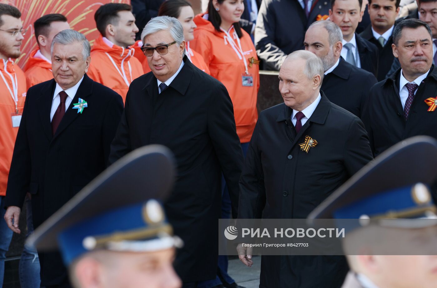 Президент РФ В. Путин и председатель правительства М. Мишустин на параде Победы в Москве