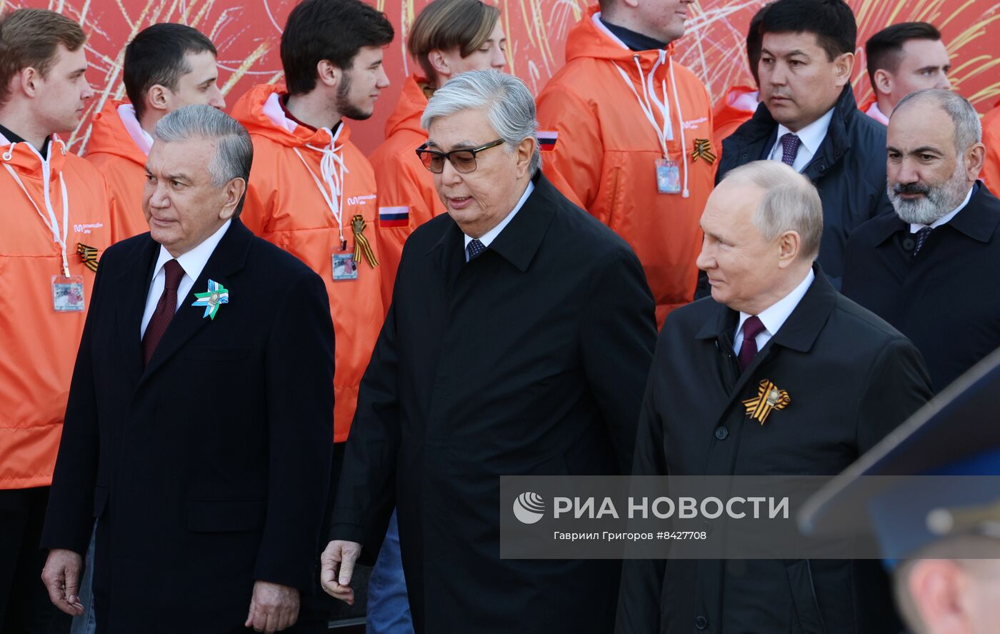 Президент РФ В. Путин и председатель правительства М. Мишустин на параде Победы в Москве