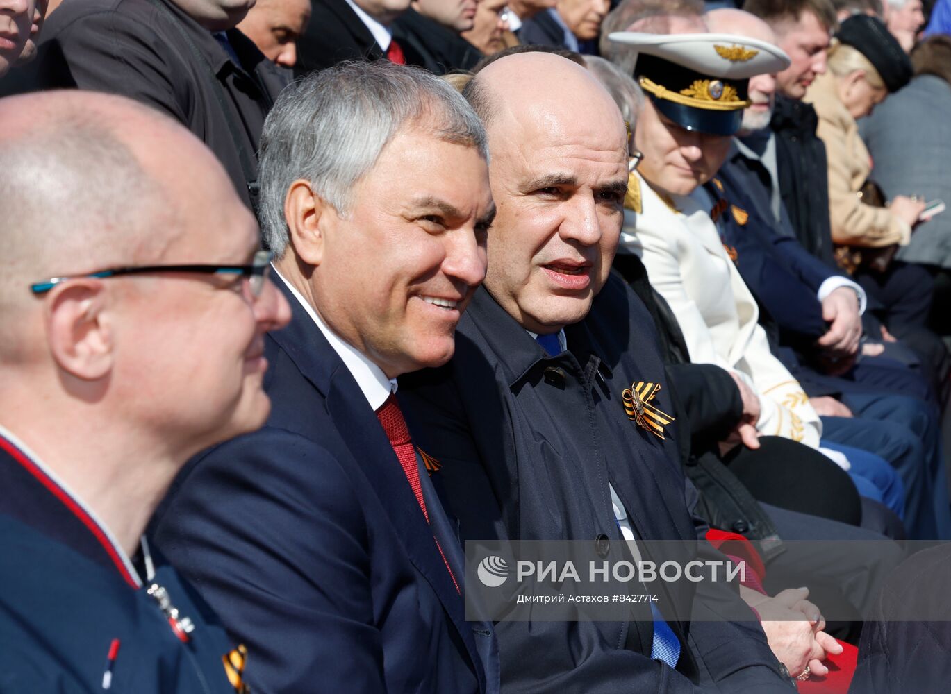 Президент РФ В. Путин и председатель правительства М. Мишустин на параде Победы в Москве