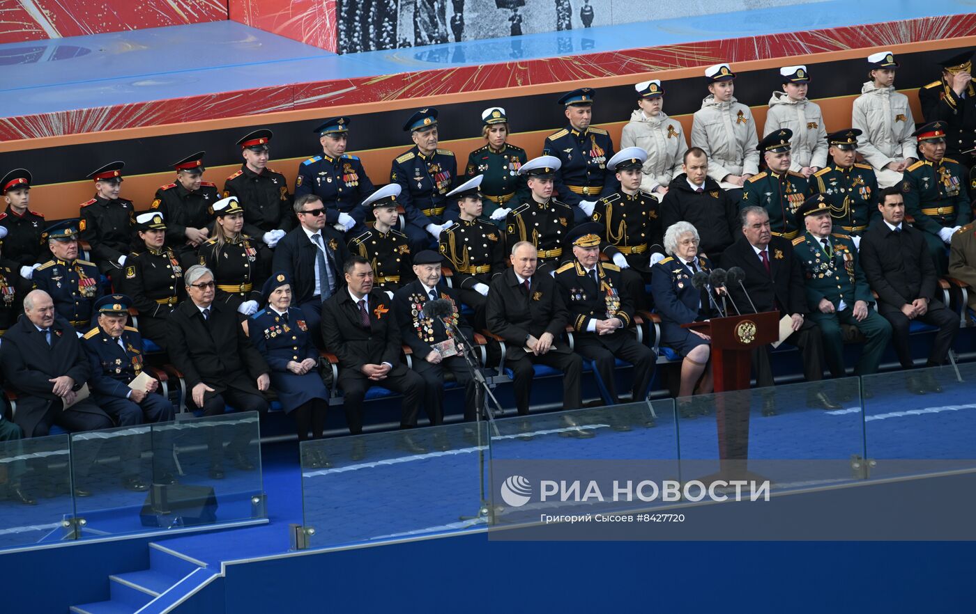 Президент РФ В. Путин и председатель правительства М. Мишустин на параде Победы в Москве