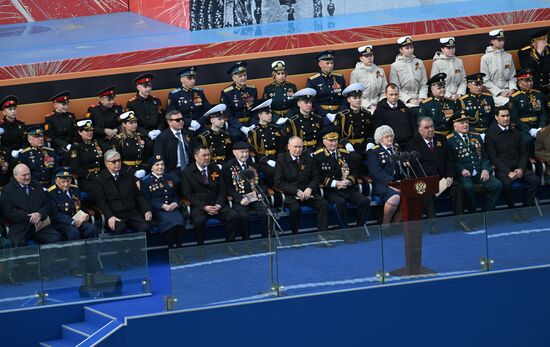 Президент РФ В. Путин и председатель правительства М. Мишустин на параде Победы в Москве