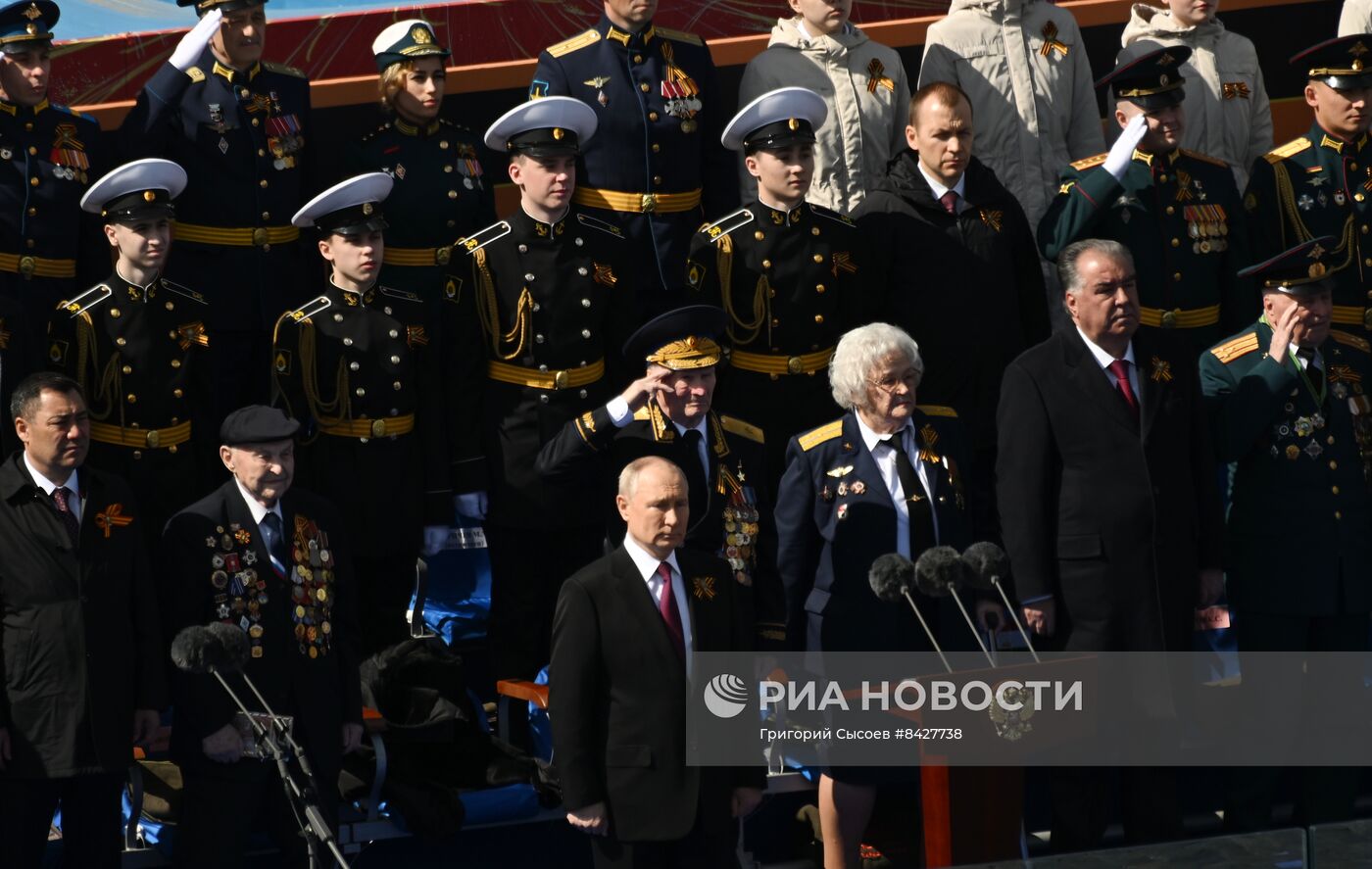 Президент РФ В. Путин и председатель правительства М. Мишустин на параде Победы в Москве