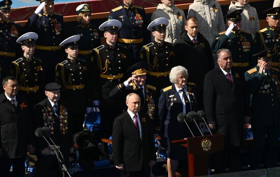 Президент РФ В. Путин и председатель правительства М. Мишустин на параде Победы в Москве