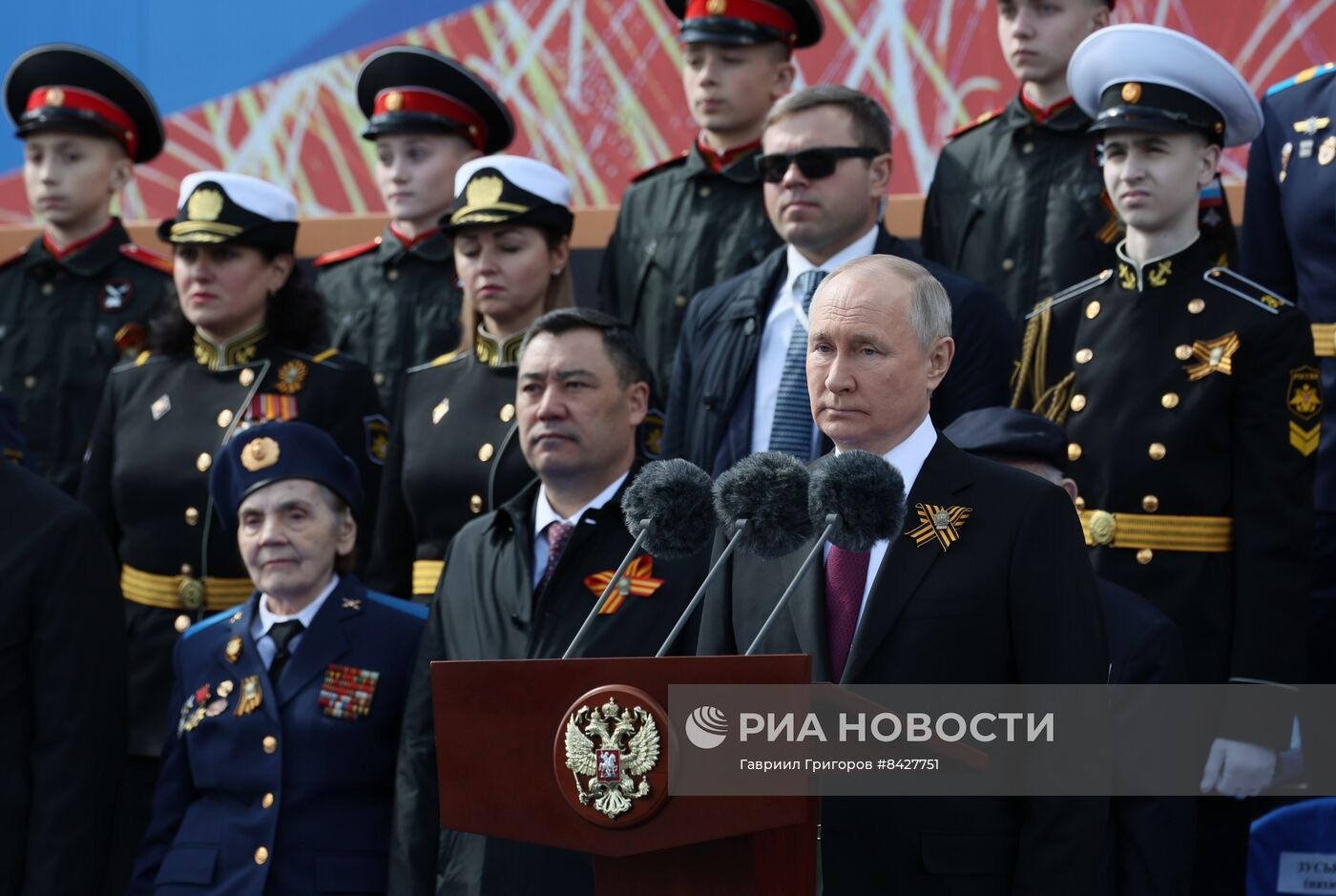 Президент РФ В. Путин и председатель правительства М. Мишустин на параде Победы в Москве