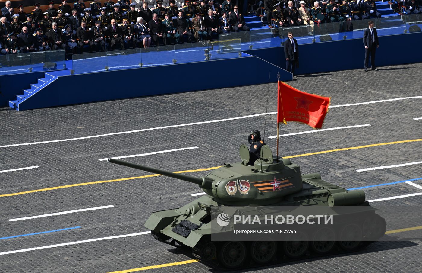 Президент РФ В. Путин и председатель правительства М. Мишустин на параде Победы в Москве