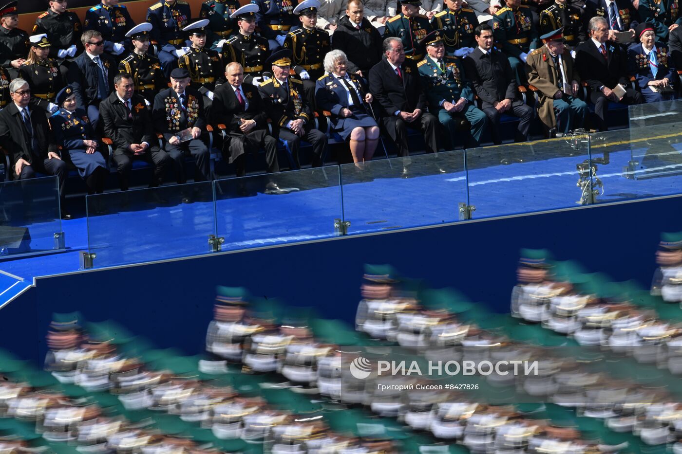 Президент РФ В. Путин и председатель правительства М. Мишустин на параде Победы в Москве