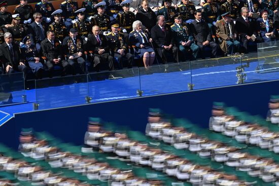 Президент РФ В. Путин и председатель правительства М. Мишустин на параде Победы в Москве