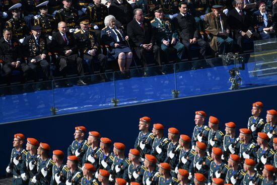 Президент РФ В. Путин и председатель правительства М. Мишустин на параде Победы в Москве