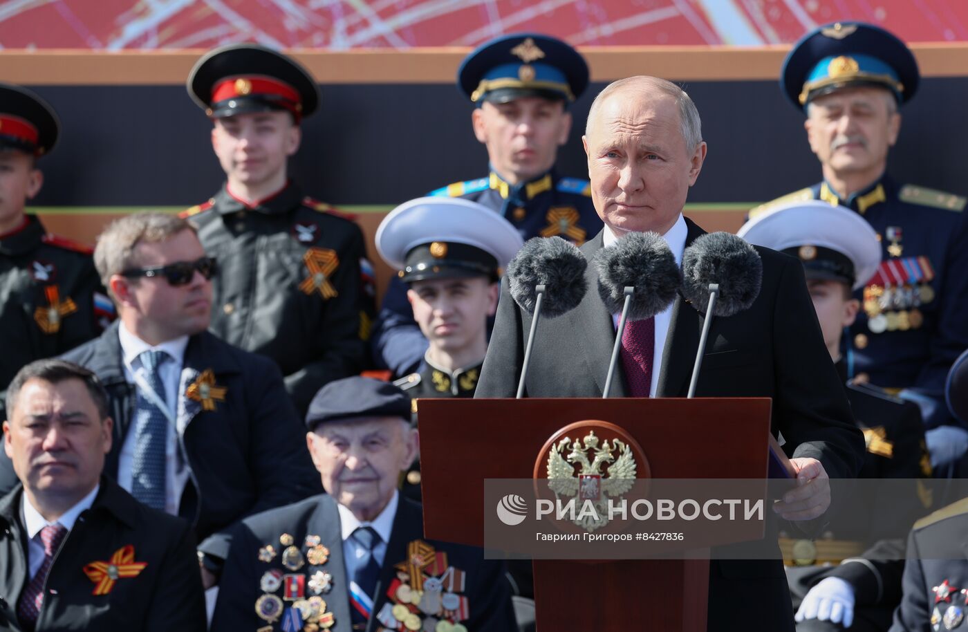 Президент РФ В. Путин и председатель правительства М. Мишустин на параде Победы в Москве