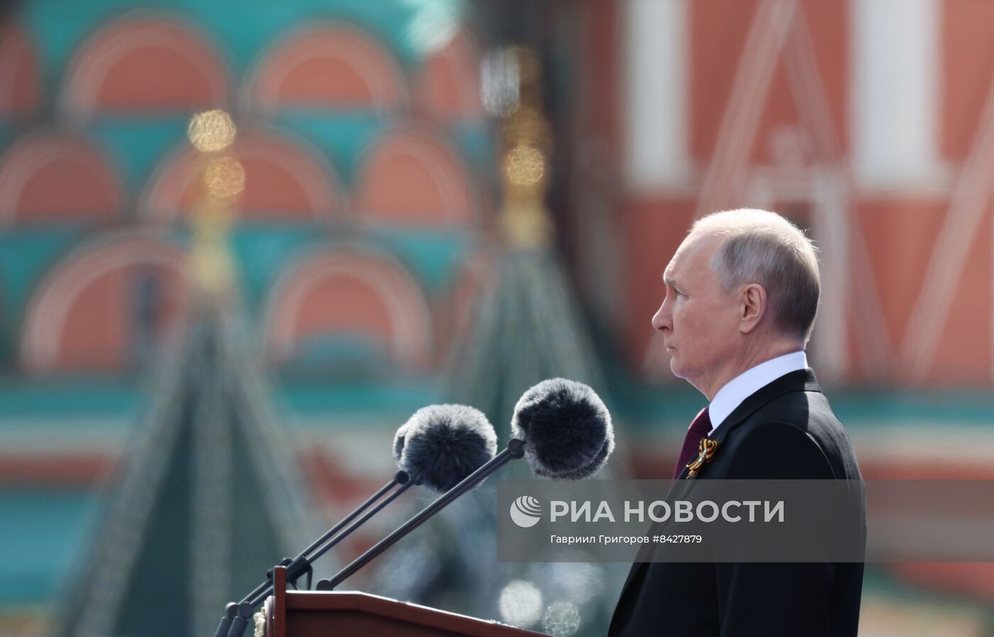 Президент РФ В. Путин и председатель правительства М. Мишустин на параде Победы в Москве