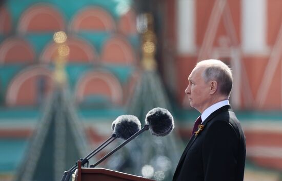 Президент РФ В. Путин и председатель правительства М. Мишустин на параде Победы в Москве