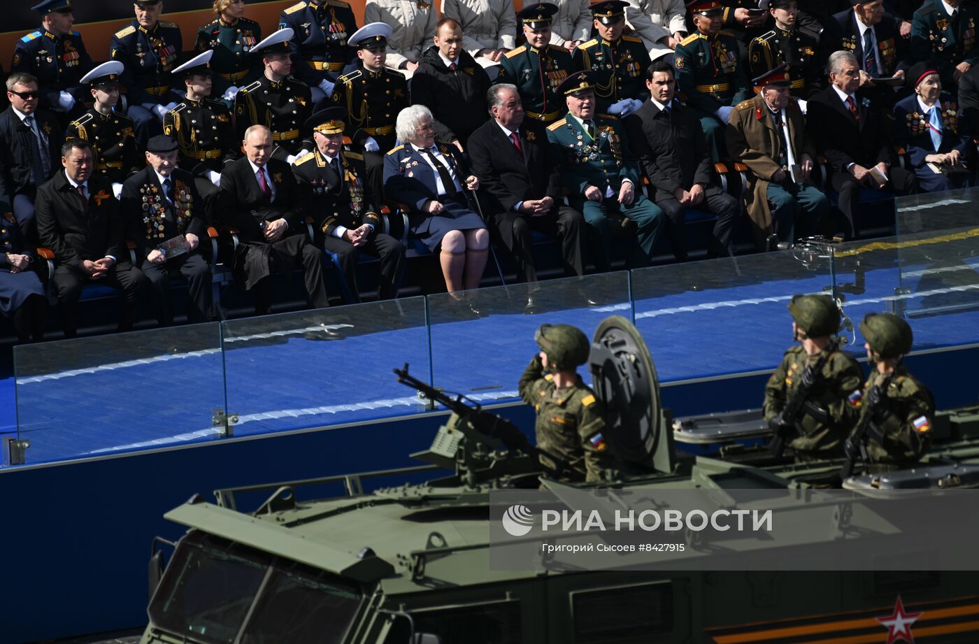 Президент РФ В. Путин и председатель правительства М. Мишустин на параде Победы в Москве