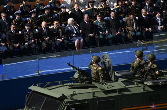 Президент РФ В. Путин и председатель правительства М. Мишустин на параде Победы в Москве