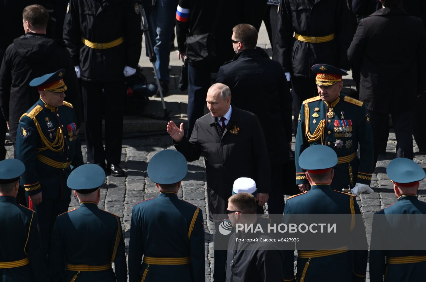 Президент РФ В. Путин и председатель правительства М. Мишустин на параде Победы в Москве