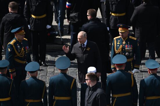 Президент РФ В. Путин и председатель правительства М. Мишустин на параде Победы в Москве