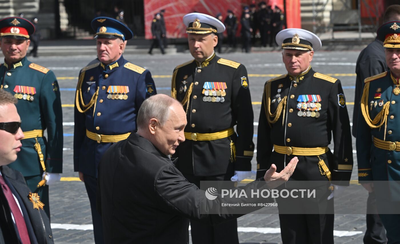 Президент РФ В. Путин и председатель правительства М. Мишустин на параде Победы в Москве