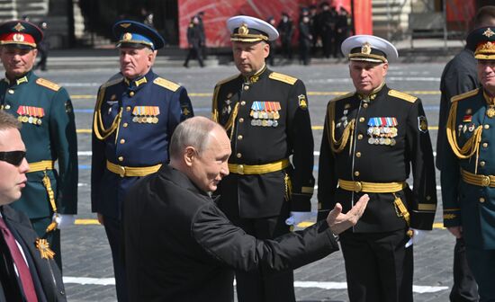 Президент РФ В. Путин и председатель правительства М. Мишустин на параде Победы в Москве