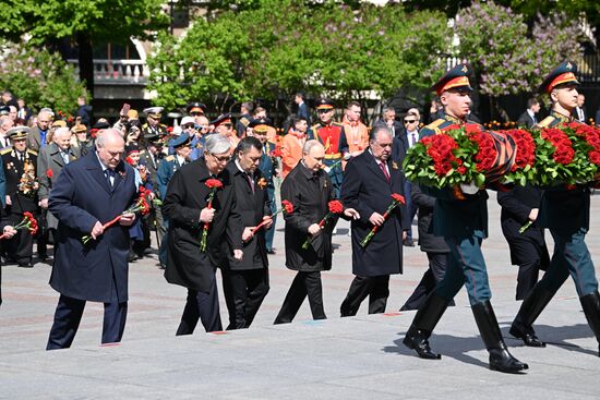 Президент РФ В. Путин возложил цветы к Могиле Неизвестного Солдата в Александровском саду
