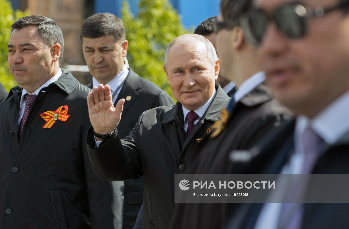 Президент РФ В. Путин и председатель правительства М. Мишустин на параде Победы в Москве