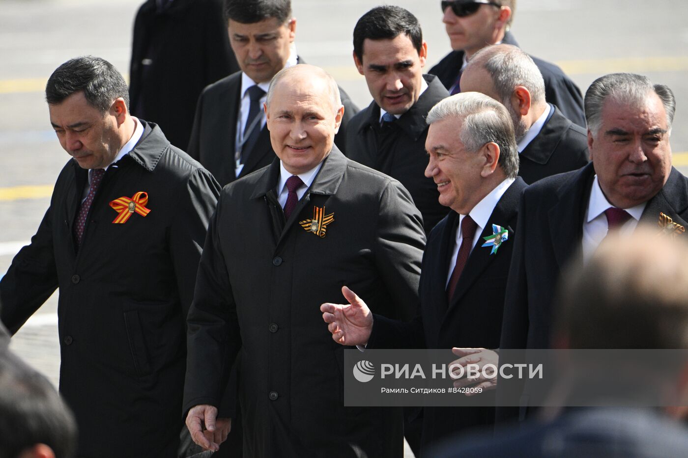 Президент РФ В. Путин и председатель правительства М. Мишустин на параде Победы в Москве