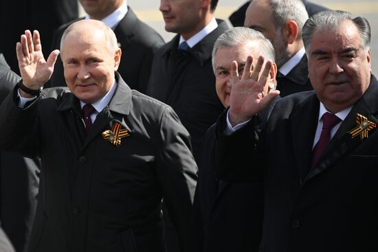 Президент РФ В. Путин и председатель правительства М. Мишустин на параде Победы в Москве