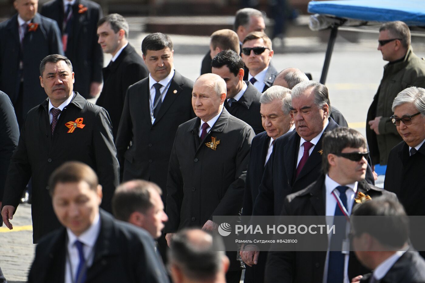 Президент РФ В. Путин и председатель правительства М. Мишустин на параде Победы в Москве