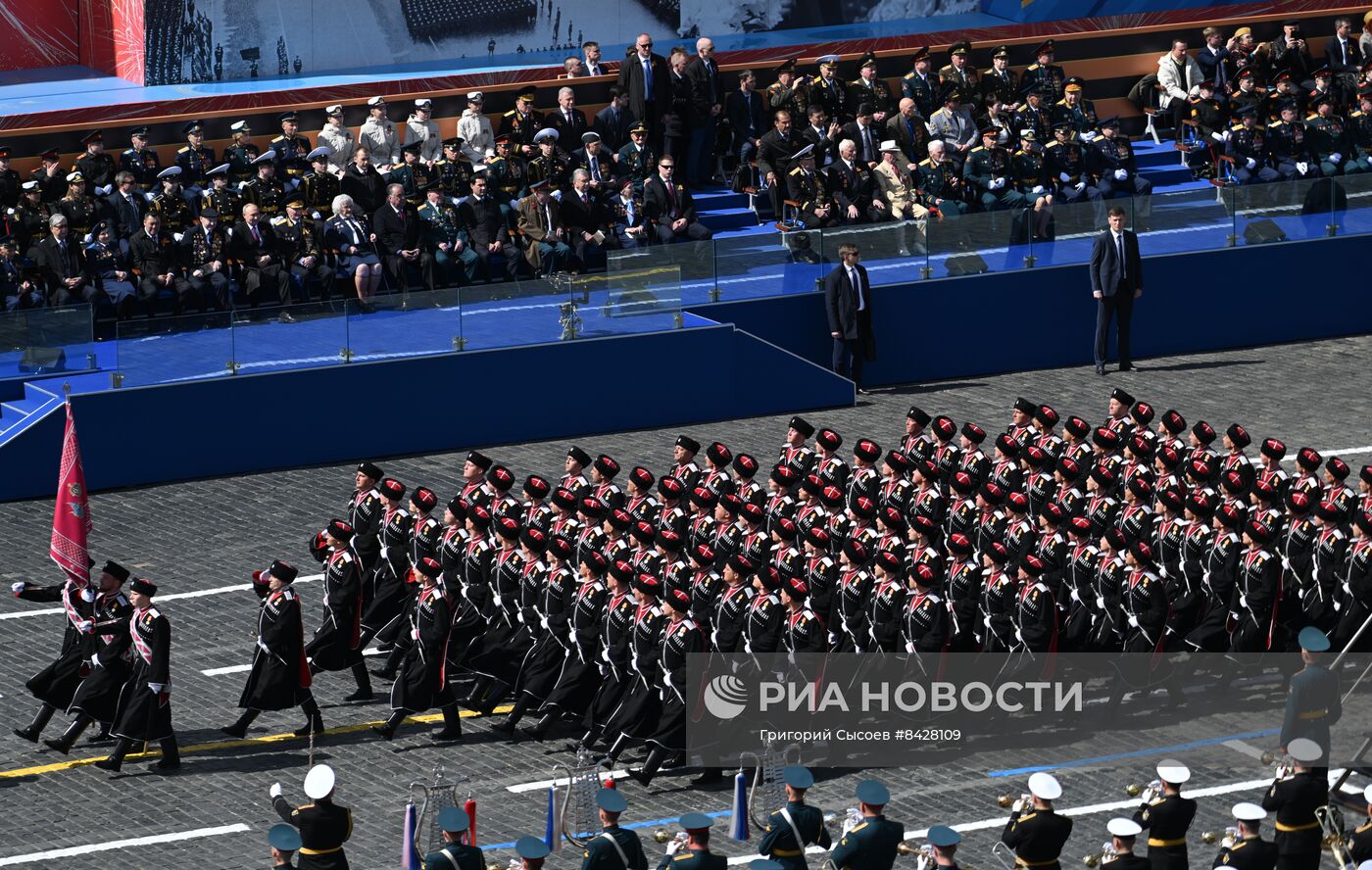 Президент РФ В. Путин и председатель правительства М. Мишустин на параде Победы в Москве