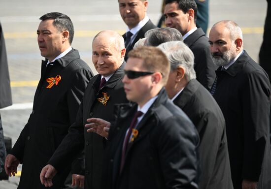 Президент РФ В. Путин и председатель правительства М. Мишустин на параде Победы в Москве