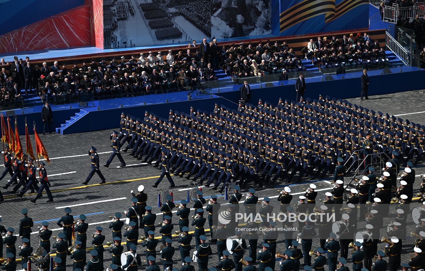 Президент РФ В. Путин и председатель правительства М. Мишустин на параде Победы в Москве