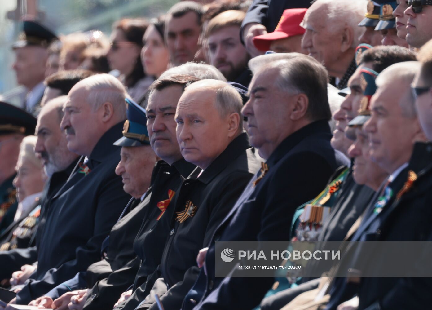 Президент РФ В. Путин принял участие в параде Победы в Москве