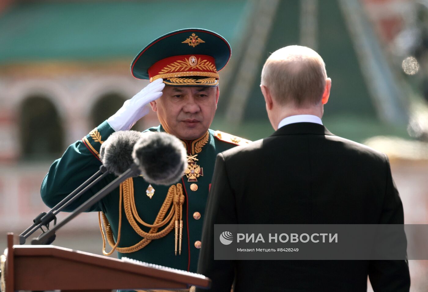 Президент РФ В. Путин принял участие в параде Победы в Москве