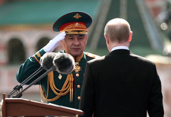 Президент РФ В. Путин принял участие в параде Победы в Москве