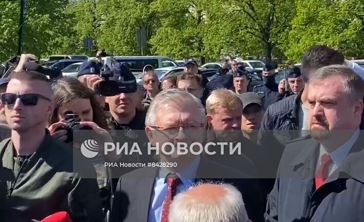 Российскому послу С. Андрееву помешали возложить цветы на мемориальном кладбище в Варшаве